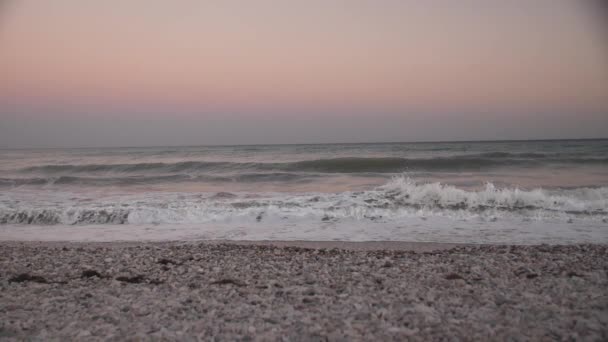 Morska Plaża Kamyków Zachodzie Słońca Mglisty Poranek Morzu Przed Świtem — Wideo stockowe
