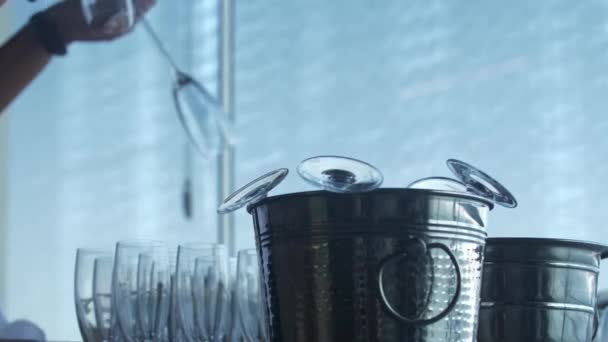 女人的手把干净透明的眼镜放在金属香槟酒桶里 工作中的女酒保 — 图库视频影像