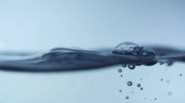 Kabarcıklı mavi dalga suyu, yavaş çekim hareketi, temiz ve saflık kavramı