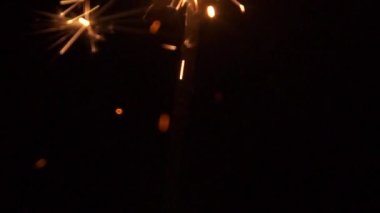 Siyah arka planda maytap. Sparkler siyah arkaplanda yanıyor