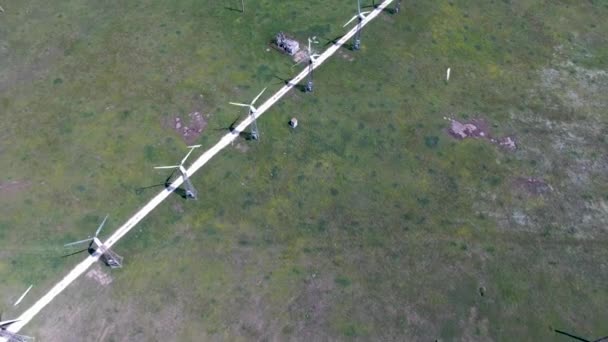 Turbine Eoliche Una Strada Campo Verde Video Drone Riprese Una — Video Stock