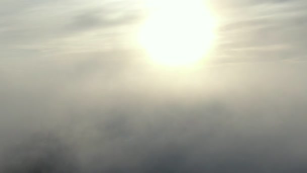 Zonlicht Door Een Wolkenwaas Bij Zonsopgang Zacht Licht Met Langzaam — Stockvideo