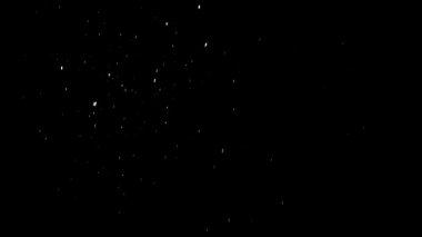 Kar taneleri düşüyor. Siyah arkaplana yağan izole kar