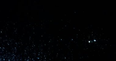 Gece pencerelerindeki yağmur damlaları düşer