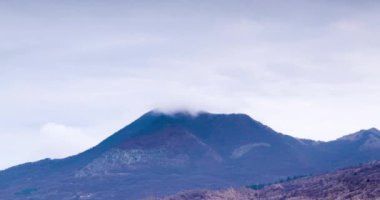 Dağ zirvesi ve bulutlar şafak vakti çekim yapar.