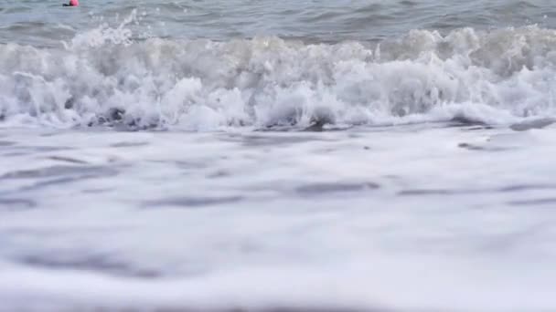 Fundo Abstrato Espuma Mar Lentamente Fervendo Enquanto Surf Está Vindo — Vídeo de Stock