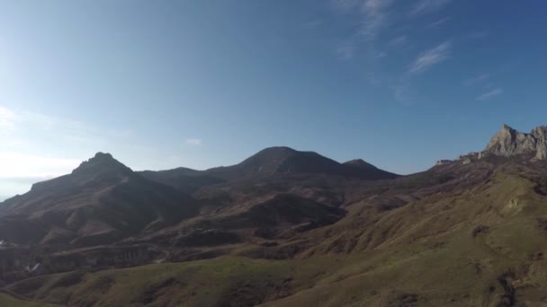 无人机在高山上空的空中飞行在强风中摇曳 — 图库视频影像