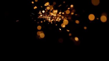 Sarı noktalardan ve merkezden siyah arkaplana düşen dairelerden püskürtme