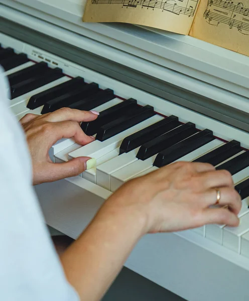 Молода Жінка Грає Піаніно Руки Ключі Крупним Планом — стокове фото