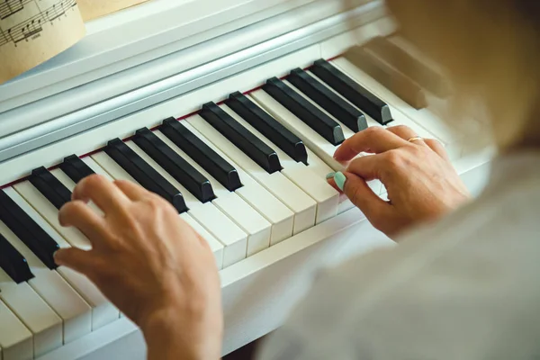 Молода Жінка Грає Піаніно Руки Ключі Крупним Планом — стокове фото