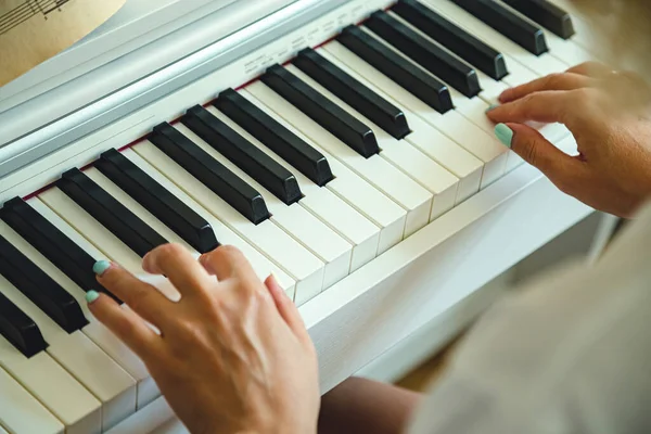 Ung Kvinna Spelar Piano Händer Och Nycklar Nära Håll Stockbild