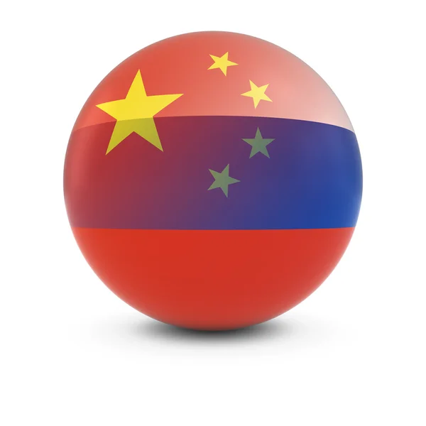 Bola de bandeira chinesa e russa - Bandeiras desbotadas da China e da Rússia — Fotografia de Stock