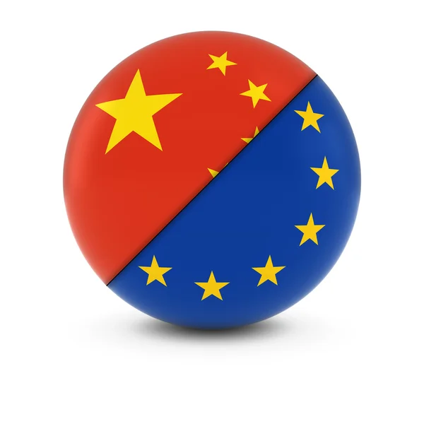 Κινέζικη και ευρωπαϊκή σημαία μπάλα - Σπλιτ σημαίες της Κίνας και ΕΕ — Φωτογραφία Αρχείου