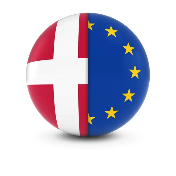 Deense en Europese vlag bal - Split vlaggen van Denemarken en de Eu — Stockfoto