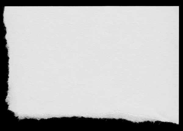 Рваный белый бумажный уголок на черном фоне — стоковое фото