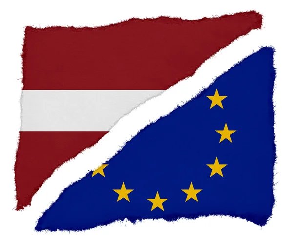 Raspas de papel rasgadas de bandeira letã e da UE isoladas em fundo branco — Fotografia de Stock