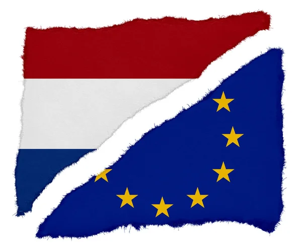 Raspas de papel rasgadas de bandeira holandesa e da UE isoladas em fundo branco — Fotografia de Stock