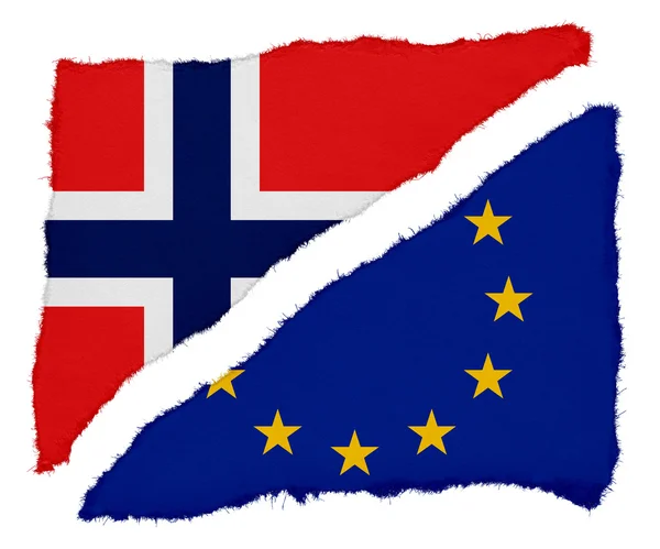 Raspas de papel rasgadas de bandeira norueguesa e da UE isoladas em fundo branco — Fotografia de Stock