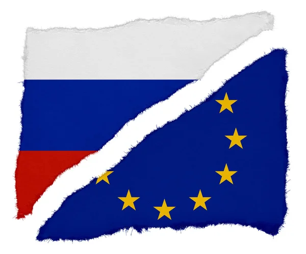 Raspas de papel rasgadas de bandeira russa e da UE isoladas em fundo branco — Fotografia de Stock