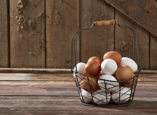 Ovos em cesta de arame — Fotografia de Stock