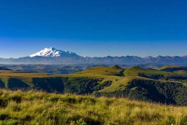 Yazın karlı Elbrus manzarası
