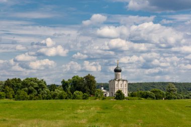Bogolyubovo 'daki Nerl nehri üzerindeki şefaat kilisesi.