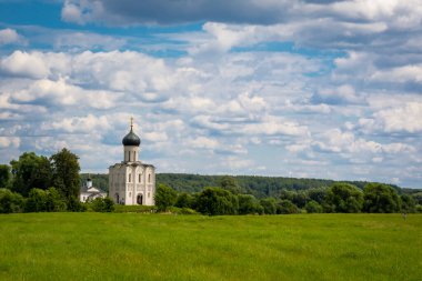 Bogolyubovo 'daki Nerl nehri üzerindeki şefaat kilisesi.