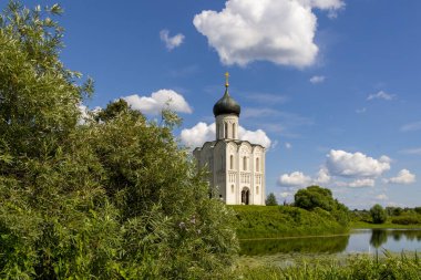 Bogolyubovo 'daki Nerl nehri üzerindeki şefaat kilisesi.