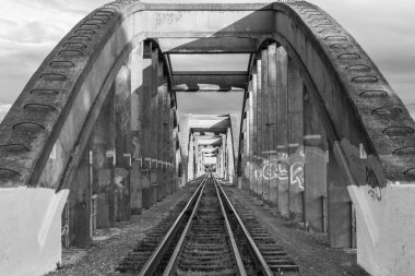 Nehrin üzerindeki demiryolu köprüsü. Vladimir Bölgesi, Rusya.