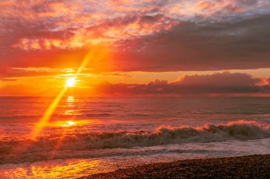 Denizde güzel bir gün batımı. Adler. Soçi. Rusya.