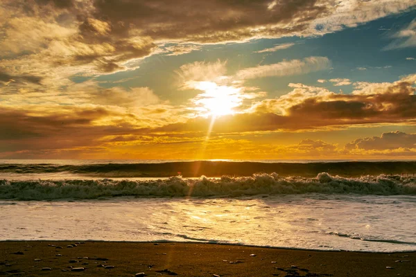 Denizde güzel bir gün batımı. Adler. Soçi. Rusya.