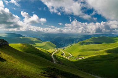 Yeşil tepelerin arasında dolambaçlı yol. Karachay 'sız Cumhuriyet. Rusya.