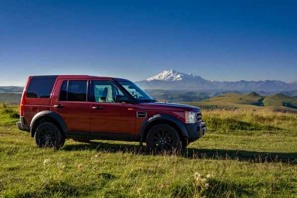 Elbrus Dağı 'nın arka planındaki araba.