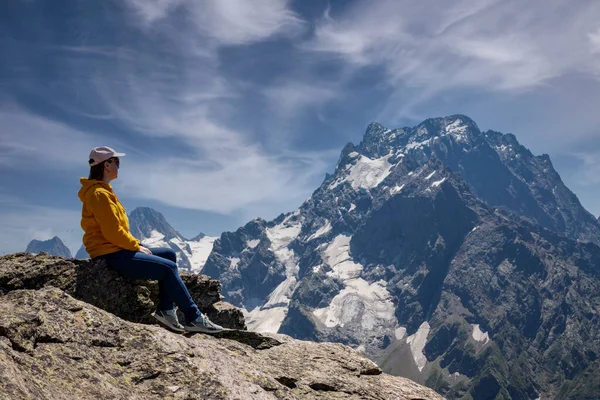 Dombay dağları yazın zirveye çıkar. Karachay-Çerkessia. Rusya