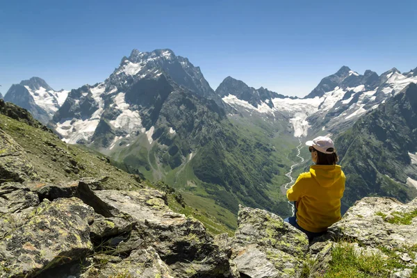 Dombay dağları yazın zirveye çıkar. Karachay-Çerkessia. Rusya