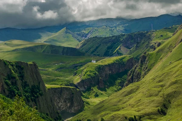 夏の美しい山の風景 ロシアのカバルディノ バルカル共和国 — ストック写真