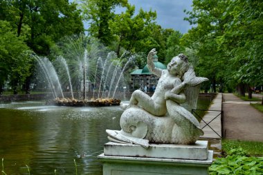 Yunus Amur, Menagerie Pond, Peterhof, Rusya