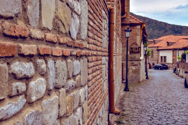 Eski şehir sokağı, tuğla evler ve kaldırımlar. Mtskheta. Georgia/