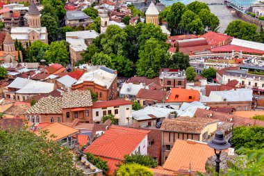 Yaşlı Tiflis 'in kırmızı çatıları. Georgia.