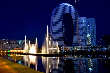 Sudaki akşam binalarının yansıması. Batum. Georgia.