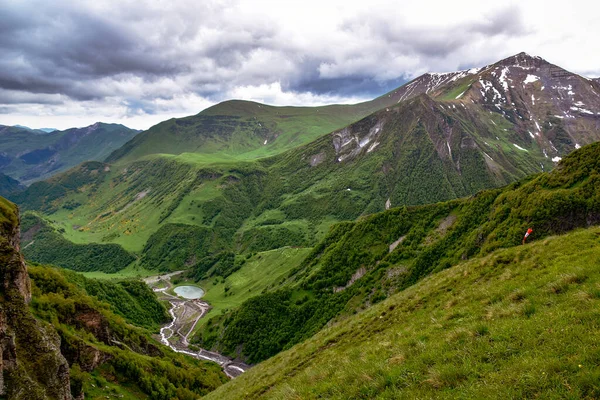 Gürcistan askeri yolu. Dağlarda bir gözlem güvertesi.