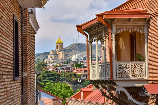 Tiflis 'te eski bir evin balkonunu aç