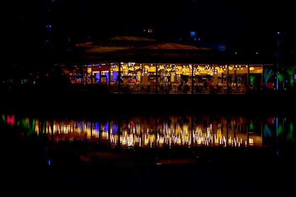 倒映在水里的夜晚建筑 巴统格鲁吉亚 — 图库照片