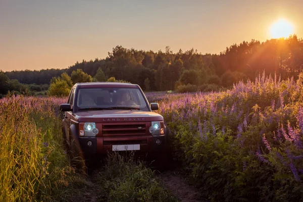 Araba lanet olası bir tarladan geçiyor.