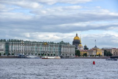 Saint Petersburg 'daki Kış Sarayı ve Neva Nehri manzarası