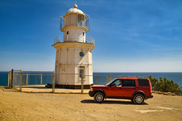 Eski Deniz fenerinin yakınındaki Land Rover Discovery.