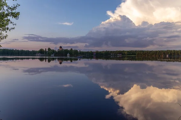 Gölün üzerinde gün batımı. Göl suyundaki yansıma. Vvedensky Manastırı. Pokrov. Vladimir bölgesi. Rusya