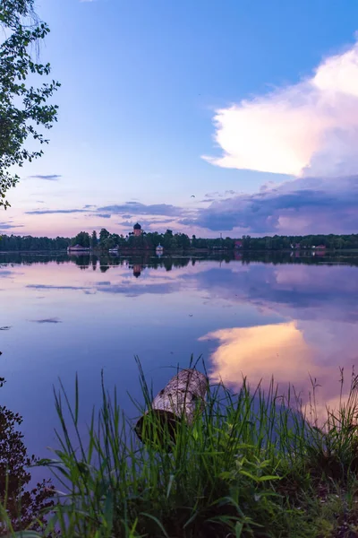 Gölün üzerinde gün batımı. Göl suyundaki yansıma. Vvedensky Manastırı. Pokrov. Vladimir bölgesi. Rusya