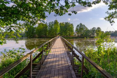Gölün karşısındaki tahta köprü.