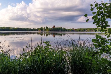Gölde akşam yemeği. Göldeki kilise. Vvedensky Manastırı. Pokrov. Vladimir bölgesi. Rusya.